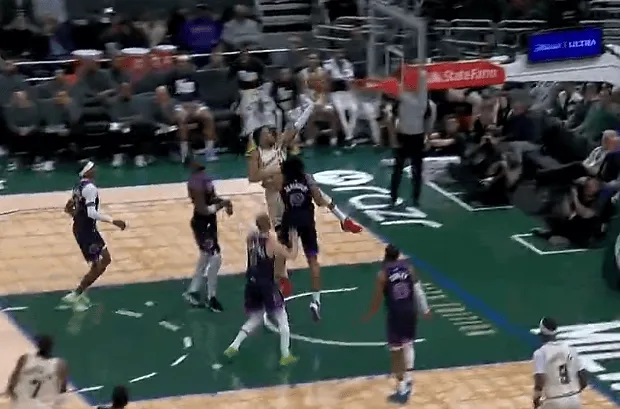 乐鱼中国官网-字母哥突破上篮打进，雄鹿打出一波10-0追到20分以内